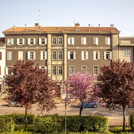 Ampio, Luminoso E In Posizione Strategica 4a Udine