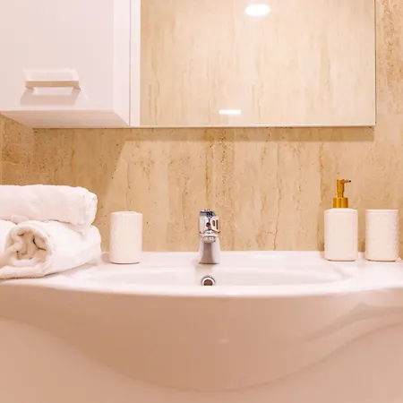 Ampio, Luminoso E In Posizione Strategica 4a